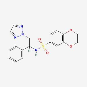 molecular formula C18H18N4O4S B2575083 N-(1-苯基-2-(2H-1,2,3-三唑-2-基)乙基)-2,3-二氢苯并[b][1,4]二噁英-6-磺酰胺 CAS No. 2034406-71-6