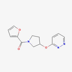 molecular formula C13H13N3O3 B2575235 Furan-2-yl(3-(pyridazin-3-yloxy)pyrrolidin-1-yl)methanone CAS No. 2034335-85-6