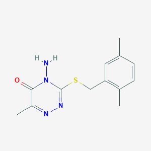 molecular formula C13H16N4OS B2575258 4-Amino-3-[(2,5-dimetilfenil)metilsulfanil]-6-metil-1,2,4-triazin-5-ona CAS No. 869067-99-2