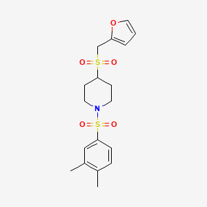 molecular formula C18H23NO5S2 B2577862 1-((3,4-二甲苯磺酰基)-4-((呋喃-2-基甲基)磺酰基)哌啶 CAS No. 1448034-11-4