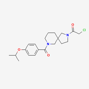 molecular formula C20H27ClN2O3 B2578633 2-Chloro-1-[7-(4-propan-2-yloxybenzoyl)-2,7-diazaspiro[4.5]decan-2-yl]ethanone CAS No. 2418670-96-7