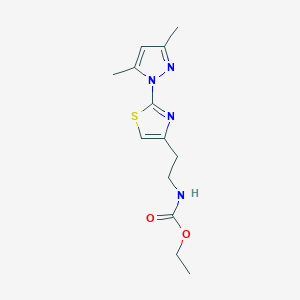 molecular formula C13H18N4O2S B2579898 Carbamate d'éthyle (2-(2-(3,5-diméthyl-1H-pyrazol-1-yl)thiazol-4-yl)éthyl) CAS No. 1421498-83-0