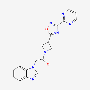 molecular formula C18H15N7O2 B2580523 2-(1H-benzo[d]imidazol-1-yl)-1-(3-(3-(pyrimidin-2-yl)-1,2,4-oxadiazol-5-yl)azetidin-1-yl)ethanone CAS No. 1324661-58-6