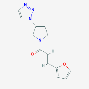 molecular formula C13H14N4O2 B2581137 (E)-1-(3-(1H-1,2,3-triazol-1-yl)pyrrolidin-1-yl)-3-(furan-2-yl)prop-2-en-1-one CAS No. 1799266-19-5