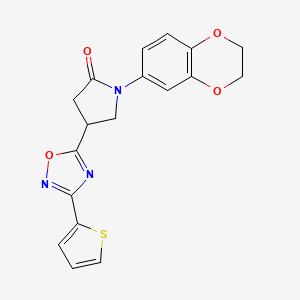 molecular formula C18H15N3O4S B2582757 1-(2,3-Dihydro-1,4-benzodioxin-6-yl)-4-[3-(2-thienyl)-1,2,4-oxadiazol-5-yl]-2-pyrrolidinone CAS No. 941962-67-0