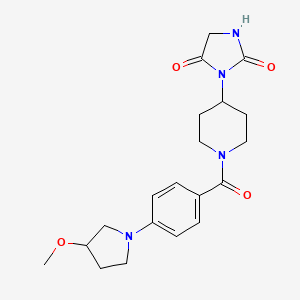 molecular formula C20H26N4O4 B2582825 3-(1-(4-(3-甲氧基吡咯烷-1-基)苯甲酰)哌啶-4-基)咪唑烷-2,4-二酮 CAS No. 2034388-90-2