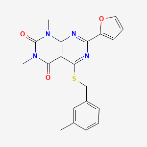 molecular formula C20H18N4O3S B2582849 7-(furan-2-yl)-1,3-diméthyl-5-((3-méthylbenzyl)thio)pyrimido[4,5-d]pyrimidine-2,4(1H,3H)-dione CAS No. 863003-77-4