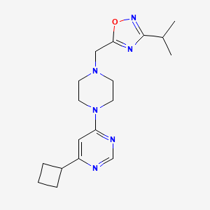 molecular formula C18H26N6O B2585913 5-[[4-(6-Cyclobutylpyrimidin-4-yl)piperazin-1-yl]methyl]-3-propan-2-yl-1,2,4-oxadiazole CAS No. 2380166-42-5