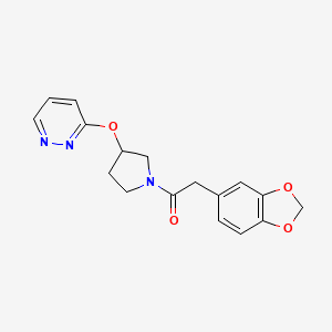 molecular formula C17H17N3O4 B2585991 2-(苯并[d][1,3]二氧杂环-5-基)-1-(3-(哒嗪-3-氧基)吡咯烷-1-基)乙酮 CAS No. 2034367-21-8