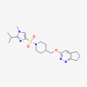 molecular formula C20H29N5O3S B2587927 3-[[1-(1-Methyl-2-propan-2-ylimidazol-4-yl)sulfonylpiperidin-4-yl]methoxy]-6,7-dihydro-5H-cyclopenta[c]pyridazine CAS No. 2310097-89-1