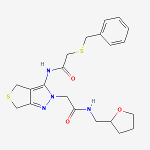 molecular formula C21H26N4O3S2 B2589591 2-(苄硫基)-N-(2-(2-氧代-2-(((四氢呋喃-2-基)甲基)氨基)乙基)-4,6-二氢-2H-噻吩并[3,4-c]吡唑-3-基)乙酰胺 CAS No. 1105250-56-3