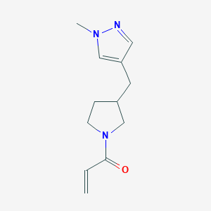 molecular formula C12H17N3O B2589615 1-[3-[(1-Methylpyrazol-4-yl)methyl]pyrrolidin-1-yl]prop-2-en-1-one CAS No. 2196078-72-3