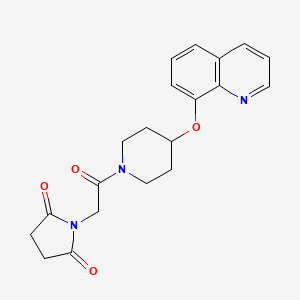 molecular formula C20H21N3O4 B2590082 1-(2-Oxo-2-(4-(quinolin-8-yloxy)piperidin-1-yl)ethyl)pyrrolidine-2,5-dione CAS No. 2034243-04-2