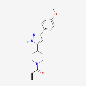 molecular formula C18H21N3O2 B2590961 1-{4-[5-(4-methoxyphenyl)-1H-pyrazol-3-yl]piperidin-1-yl}prop-2-en-1-one CAS No. 2396580-12-2