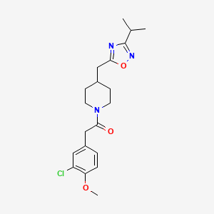 molecular formula C20H26ClN3O3 B2591613 1-[(3-Chloro-4-methoxyphenyl)acetyl]-4-[(3-isopropyl-1,2,4-oxadiazol-5-yl)methyl]piperidine CAS No. 1775467-44-1