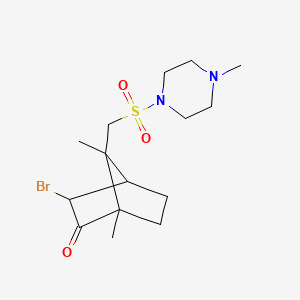 molecular formula C15H25BrN2O3S B2592027 (1S,3S,4S,7S)-3-溴-1,7-二甲基-7-(((4-甲基哌嗪-1-基)磺酰基)甲基)双环[2.2.1]庚烷-2-酮 CAS No. 375347-95-8