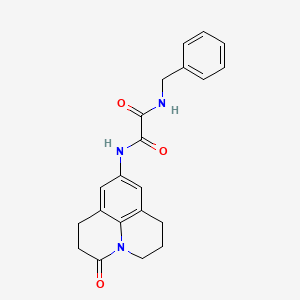 molecular formula C21H21N3O3 B2592994 N1-ベンジル-N2-(3-オキソ-1,2,3,5,6,7-ヘキサヒドロピリド[3,2,1-ij]キノリン-9-イル)オキサラミド CAS No. 898427-62-8