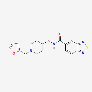 molecular formula C18H20N4O2S B2593180 N-((1-(フラン-2-イルメチル)ピペリジン-4-イル)メチル)ベンゾ[c][1,2,5]チアジアゾール-5-カルボキサミド CAS No. 1209920-64-8