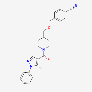 molecular formula C25H26N4O2 B2593297 4-(((1-(5-メチル-1-フェニル-1H-ピラゾール-4-カルボニル)ピペリジン-4-イル)メトキシ)メチル)ベンゾニトリル CAS No. 1396811-28-1