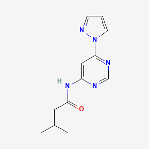 molecular formula C12H15N5O B2595259 3-メチル-N-[6-(1H-ピラゾール-1-イル)ピリミジン-4-イル]ブタンアミド CAS No. 1428365-39-2