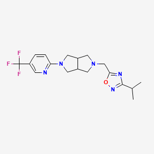 molecular formula C18H22F3N5O B2595499 3-Propan-2-yl-5-[[5-[5-(trifluoromethyl)pyridin-2-yl]-1,3,3a,4,6,6a-hexahydropyrrolo[3,4-c]pyrrol-2-yl]methyl]-1,2,4-oxadiazole CAS No. 2415624-80-3