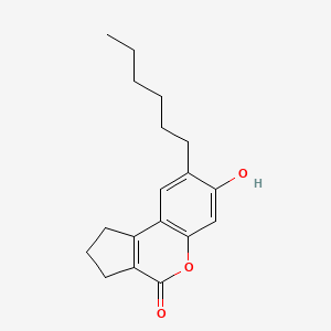 molecular formula C18H22O3 B2595920 8-ヘキシル-7-ヒドロキシ-2,3-ジヒドロシクロペンタ[c]クロメン-4(1H)-オン CAS No. 131526-94-8