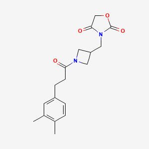 molecular formula C18H22N2O4 B2596769 3-((1-(3-(3,4-二甲苯基)丙酰)氮杂环丁-3-基)甲基)恶唑烷-2,4-二酮 CAS No. 2034338-56-0