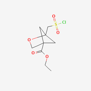 molecular formula C9H13ClO5S B2596855 Ethyl 1-((chlorosulfonyl)methyl)-2-oxabicyclo[2.1.1]hexane-4-carboxylate CAS No. 2241140-65-6