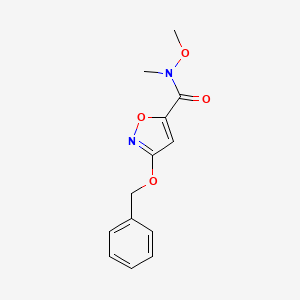 molecular formula C13H14N2O4 B2597952 3-(benzyloxy)-N-methoxy-N-methylisoxazole-5-carboxamide CAS No. 1798019-51-8