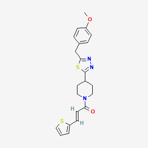 molecular formula C22H23N3O2S2 B2598267 (E)-1-(4-(5-(4-methoxybenzyl)-1,3,4-thiadiazol-2-yl)piperidin-1-yl)-3-(thiophen-2-yl)prop-2-en-1-one CAS No. 1251711-23-5