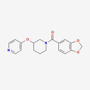 molecular formula C18H18N2O4 B2600351 苯并[d][1,3]二氧杂环-5-基(3-(吡啶-4-氧基)哌啶-1-基)甲酮 CAS No. 2034581-28-5