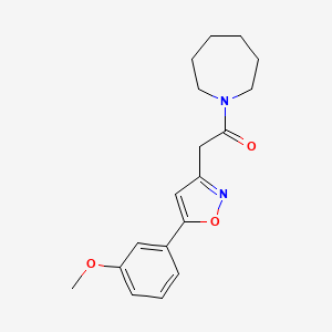 molecular formula C18H22N2O3 B2600644 1-(氮杂环丁烷-1-基)-2-(5-(3-甲氧基苯基)异恶唑-3-基)乙酮 CAS No. 952985-36-3