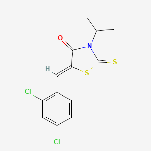 molecular formula C13H11Cl2NOS2 B2603413 (Z)-5-(2,4-dichlorobenzylidene)-3-isopropyl-2-thioxothiazolidin-4-one CAS No. 324547-31-1