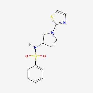 molecular formula C13H15N3O2S2 B2603928 N-(1-(thiazol-2-yl)pyrrolidin-3-yl)benzenesulfonamide CAS No. 1797636-36-2