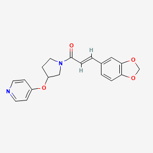 molecular formula C19H18N2O4 B2603944 (E)-3-(benzo[d][1,3]dioxol-5-yl)-1-(3-(pyridin-4-yloxy)pyrrolidin-1-yl)prop-2-en-1-one CAS No. 2035000-14-5