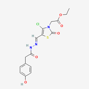 molecular formula C16H16ClN3O5S B2605096 (E)-乙基 2-(4-氯-5-((2-(2-(4-羟基苯基)乙酰)肼基)甲基)-2-氧代噻唑-3(2H)-基)乙酸酯 CAS No. 899362-29-9