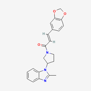 molecular formula C22H21N3O3 B2605255 (E)-3-(苯并[d][1,3]二氧杂环-5-基)-1-(3-(2-甲基-1H-苯并[d]咪唑-1-基)吡咯烷-1-基)丙-2-烯-1-酮 CAS No. 2035022-07-0