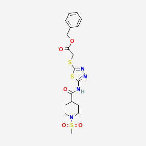 molecular formula C18H22N4O5S3 B2605273 苯甲酸2-((5-(1-(甲磺酰基)哌啶-4-甲酰胺基)-1,3,4-噻二唑-2-基)硫代)乙酸酯 CAS No. 1351649-34-7