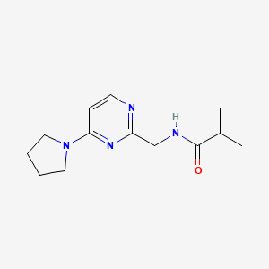 molecular formula C13H20N4O B2607202 N-((4-(pyrrolidin-1-yl)pyrimidin-2-yl)methyl)isobutyramide CAS No. 1797803-70-3
