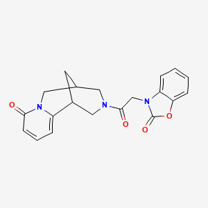 molecular formula C20H19N3O4 B2607427 3-(2-氧代-2-(8-氧代-5,6-二氢-1H-1,5-甲烷并吡啶[1,2-a][1,5]二氮杂环-3(2H,4H,8H)-基)乙基)苯并[d]恶唑-2(3H)-酮 CAS No. 440661-72-3