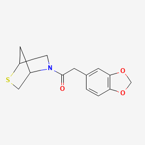 molecular formula C14H15NO3S B2607923 2-(苯并[d][1,3]二氧杂环-5-基)-1-(2-硫杂-5-氮杂双环[2.2.1]庚烷-5-基)乙酮 CAS No. 2034284-68-7