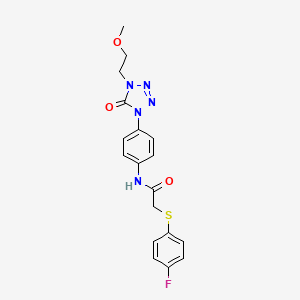 molecular formula C18H18FN5O3S B2608599 2-((4-氟苯基)硫代)-N-(4-(4-(2-甲氧基乙基)-5-氧代-4,5-二氢-1H-四唑-1-基)苯基)乙酰胺 CAS No. 1396749-55-5
