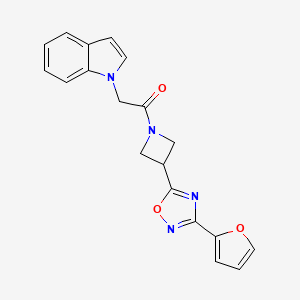 1-(3-(3-(furan-2-yl)-1,2,4-oxadiazol-5-yl)azetidin-1-yl)-2-(1H-indol-1-yl)ethanone