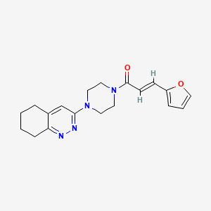(E)-3-(furan-2-yl)-1-(4-(5,6,7,8-tetrahydrocinnolin-3-yl)piperazin-1-yl)prop-2-en-1-one