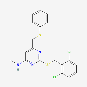 molecular formula C19H17Cl2N3S2 B2610995 2-[(2,6-二氯苯基)甲硫基]-N-甲基-6-(苯硫基甲基)嘧啶-4-胺 CAS No. 341965-39-7