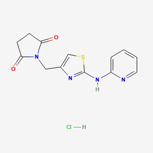 molecular formula C13H13ClN4O2S B2611652 1-((2-(Pyridin-2-ylamino)thiazol-4-yl)methyl)pyrrolidine-2,5-dione hydrochloride CAS No. 2034530-36-2