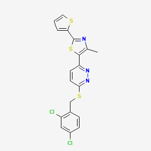 molecular formula C19H13Cl2N3S3 B2612859 5-(6-((2,4-Dichlorobenzyl)thio)pyridazin-3-yl)-4-methyl-2-(thiophen-2-yl)thiazole CAS No. 923147-01-7