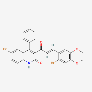 molecular formula C26H17Br2NO4 B2613286 6-bromo-3-[(E)-3-(6-bromo-2,3-dihydro-1,4-benzodioxin-7-yl)prop-2-enoyl]-4-phenyl-1H-quinolin-2-one CAS No. 1321956-43-7