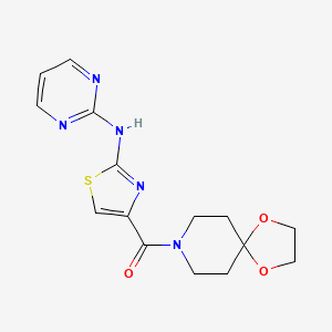 molecular formula C15H17N5O3S B2614201 (2-(嘧啶-2-ylamino)噻唑-4-yl)(1,4-二氧杂-8-氮杂螺[4.5]癸-8-基)甲酮 CAS No. 1251546-03-8
