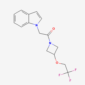 molecular formula C15H15F3N2O2 B2615634 2-(1H-吲哚-1-基)-1-(3-(2,2,2-三氟乙氧基)氮杂环丁烷-1-基)乙酮 CAS No. 2034590-09-3